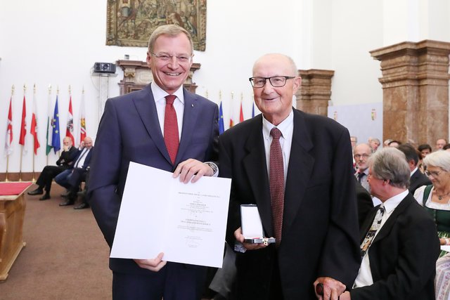 Verdienstmedaille des Landes OÖ für Konsulent Adolf Strasser aus Kremsmünster (re.) | Foto: Land OÖ/Lisa Schaffner