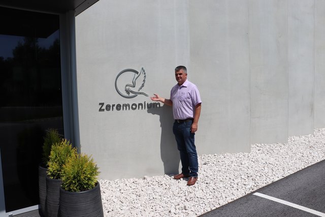 Dr. Ewald Wolf mit dem Logo des Zeremoniums, das auch den Urnenfriedhof schmücken wird. | Foto: Edith Ertl