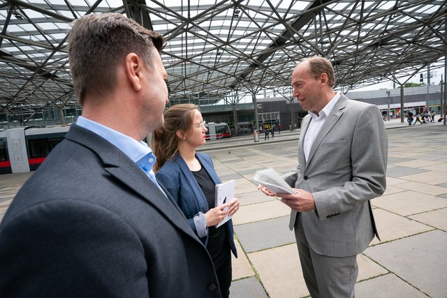 bz-Lokalaugenschein am Praterstern mit Paul Oblak, Praterkoordinator, und Ewald Lochner, Koordinator für Psychiatrie, Sucht- und Drogenfragen.