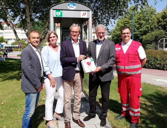 In Bad Schallerbach steht Österreichs erste Defi-Notruf-Telefonzelle (v.l.): Markus Humer, Sigrid Bachinger, Bgm. Gerhard Baumgartner, OÖ. Rotkreuz-Präsident Dr. Aichinger Walter und Notfallsanitäter Rainer Trawöger. | Foto: OÖRK/Hartl