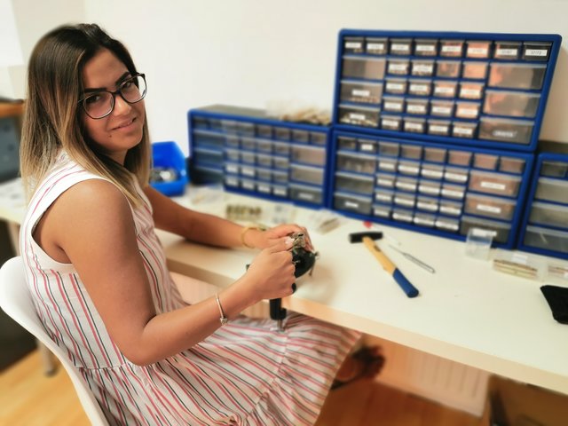 Yamit Yahakobov-Aronbaew betreibt den ersten Schlüssel- und Aufsperrdienst Wiens nur für Frauen.