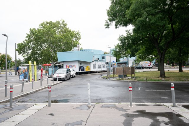 Der Platz rund um das Fluc soll erneuert werden.  Geplant sind ein neuer Anstrich und mehr Grün.