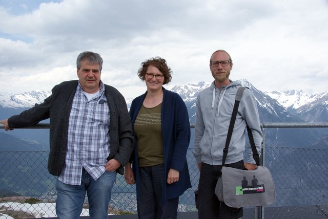 Mobile Jugendarbeit wird über Grenze vernetzt: Mario Pircher (Mobile Jugendarbeit Landeck), Gabriele Juen (regioL) und Friedl Sapelza (GWR Vinschgau) (v.re.). | Foto: Othmar Kolp