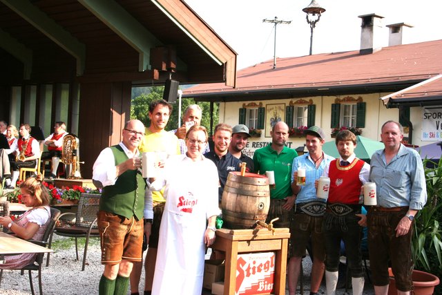 Prosit auf ein gelungenes Dorffest. | Foto: Veranstalter