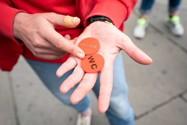 Mit diesen Chips von sam 2 kann man die Toiletten am Praterstern gratis nutzen.