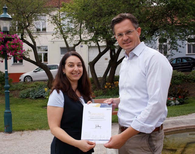 Ines Stilling, Bundesministerin für Frauen, Familien und Jugend, übergab die Urkunde im Kardinal Piffl Park an Bürgermeister Stefan Schmuckenschlager. Auch der Park ist in seiner heutigen Form ein Jugendpartizipationsprojekt. | Foto: Stadtgemeinde Klosterneuburg/SchuhE
