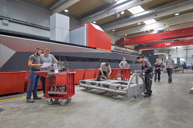 Im Zuges des dualen Studiums "Intelligente Produktionstechnik" haben Studierende die Möglichkeit, Theorie an der FH Oberösterreich Campus Wels, und Praxis bei den Unternehmen Fill und HAI zu sammeln.  | Foto: Fill Gesellschaft m.b.H.