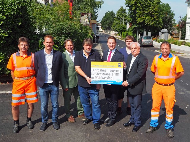 Erwin Schmutzer (Straßenmeisterei Tulln), Michael Bamberger (Leiter der Straßenmeisterei Tulln), Martin Pircher (Geschäftsführender Gemeinderat der Gemeinde Zeiselmauer-Wolfpassing), Walter Grosser (Bürgermeister der Gemeinde Zeiselmauer-Wolfpassing), Landtagsabgeordneter Bernhard Heinreichsberger, Simon Winter (Praktikant der Straßenbauabteilung Tulln), Günter Deussner (Straßenbauabteilung Tulln), Ernst Eisinger (Straßenmeisterei Tulln). | Foto: Amt der NÖ Landesregierung