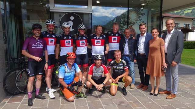 Othmar Peer (5.v.re.) und sein prominent besetztes Team sowie die GratulantInnen auf der Schlussetappe!