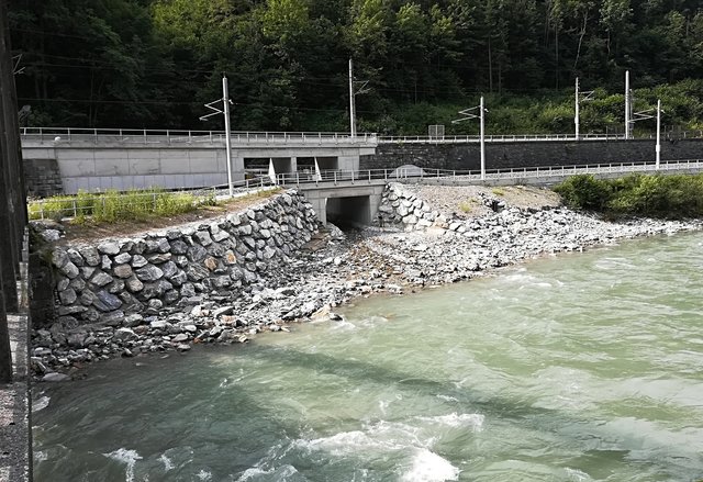Die Brücke und eines der beiden Gleise im Bereich Mursangergraben wurden um einen Meter angehoben, somit konnten die Durchflußmenge erhöht und die Hochwassersicherheit verstärkt werden.