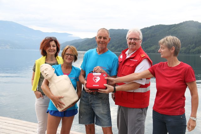 Ulrike Ertl mietete einen Defi vom Roten Kreuz an. Sie und ihr Team wurden auch gleich fachgerecht eingeschult | Foto: RK Spittal