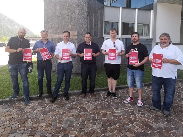 Gewerkschafter stehen gemeinsam mit FSG Tirol Vorsitzendem Dr. Stephan Bertel (3.v.l.) für die Wiedereinführung der "Aktion 20.000“. | Foto: Bernhard Lampl