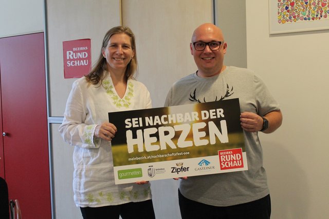 Constance Haslberger, Geschäftsstellenleiterin der BezirksRundschau Grieskirchen und Eferding, übergab den Gewinngutschein an Christopher Doms. | Foto: Zelenka/BRS