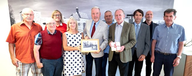 Günter Wiesenhofer, Hermann Mayrhofer, Manfred Lechner, Heide Giehsauer, Franz Kampichler, Franz Pinczolits, Gerhard Geissl, Alexander Schatek und Wolfgang Grafl überreichten Bürgermeister Klaus Schneeberger das 4.000te Bild der Topothek.
 | Foto: Stadt WN/Weller