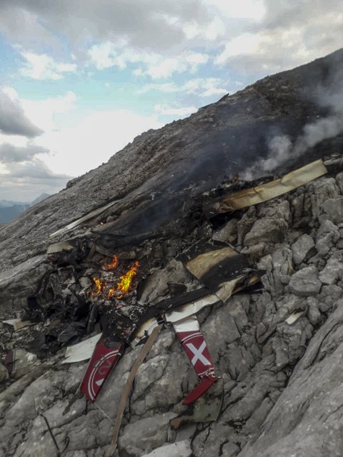 Brennende Trümmerteile in den Felsen: Das Kleinflugzeug zerschellte an einem Berghang.