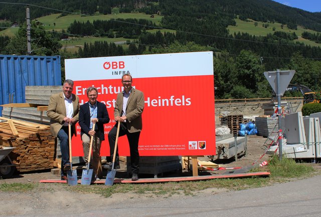 ÖBB-Regionalleiter Infra Siegfried Moser, Bürgermeister Georg Hofmann, ÖBB-Projektleiter Torsten Wastian (v.l.) beim Spatenstich in Heinfels. | Foto: ÖBB/Finker