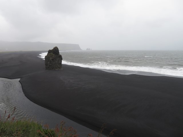 10.07.2019 der vulkanischer Strand und das stürmische Regenwetter erzeugen diese mystische Stimmung.
 (Kap Dyrholaey)