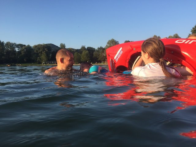 Die gemeinsame Übung von Wasserrettung und Verein Kanupolo Salzburg fand am Salzachsee statt. | Foto:  Tobias Nietzold/ Kanupolo Salzburg