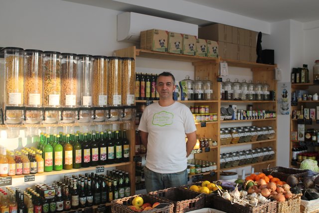Radomir Kovacic in seinem „Tante Hanna Laden" in St. Valentin.