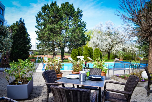 Die gemütliche Terrasse des Ibis Style Linz mit Blick auf den hauseigenen Pool steht nicht nur Hotelgästen offen – alle Annehmlichkeiten können auch beim Kurzbesuch genutzt werden.