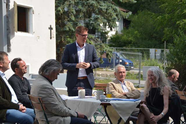 Telfer Bgm. Christian Härting unterstützt die Tiroler Volksschauspiele und freut sich auf den Theatersommer.