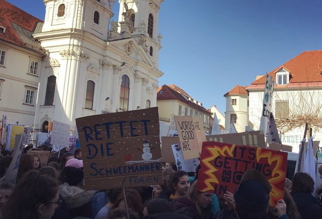 Fridays for future in Graz: Mit Plakaten und Gesang machen die Jugendlichen regelmäßig auf den Klimawandel aufmerksam. | Foto: Pototschnig