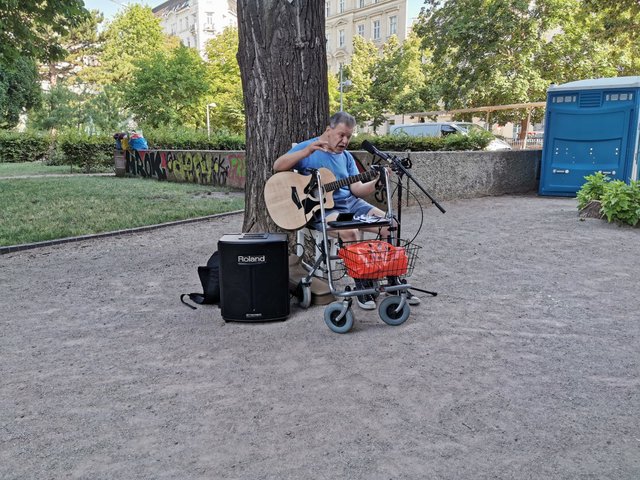 Andrew Simon an seiner heiß geliebten Gitarre.