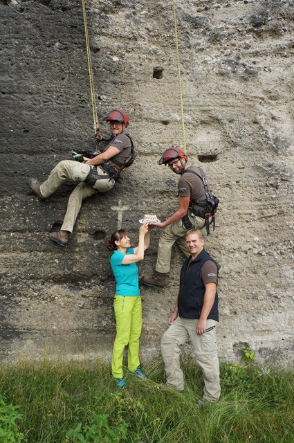Hoch über dem Sigmundstor überraschte Ressortchefin Berthold ihr Bergputzer-Team zum 350-Jahr-Jubiläum mit einem Guglhupf.