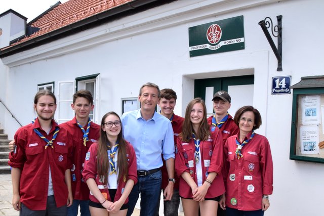 Pfadfinder vor ihrem Abflug zum Weltpfadfindertreffen in die USA: (v. li. n. re.): Nico Zelinsky, Sebastian Rauhofer, Abelina Kreuter, Bgm. LAbg. Jürgen Maier von Horn, Sascha Gschmeidler, Alena Schleritzko, Alex Sickinger, Silvia Rauhofer.
 | Foto: Stadtgemeinde Horn/Reischütz