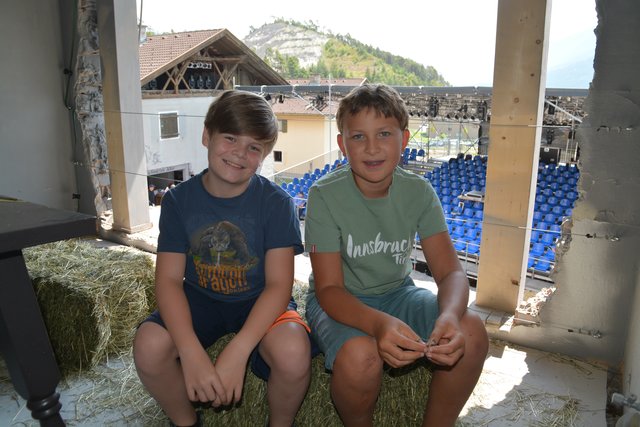 Tobias aus Oberhofen und Samuel aus Telfs freuen sich schon auf ihren Einsatz im Stück "Verkaufte Heimat - Gedächtnis der Häuser".