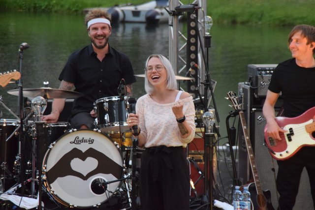 Stefanie Heinzmann hatte sichtlich Spaß auf der schwimmenden Bühne am Lader Schlossweiher. | Foto: Schwarz