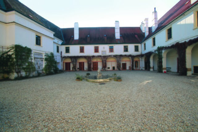 Der stimmungsvolle Hof von Schloss Loosdorf, der an drei Seiten von Arkadengängen gesäumt wird.  | Foto: Robert Bouchal