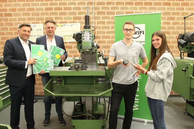 Der Duale Akademie-Lehrgang startet ab Herbst 2019 mit 20 Ausbildungsplätzen für das Berufsbild Metalltechnik. Unterstützung gibt's von Wirtschaftslandesrat Petschnig (2.v.l.).  | Foto: Werner Müllner