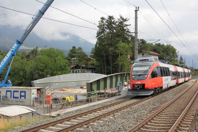 Neben der Bahnstrecke entsteht die neue Vomperbachbrücke. Ihr Einschub verursacht vom 27. Juli bis 16. August eine Streckensperre. | Foto: © ÖBB/Kapferer