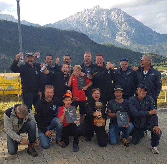 Die Besten beim Wotscheleturnier in Rietz: Die neuen Sieger "Ohne Sie II" vor den Teams "Dorferwirt I" und "Ohne Sie I". | Foto: Privat
