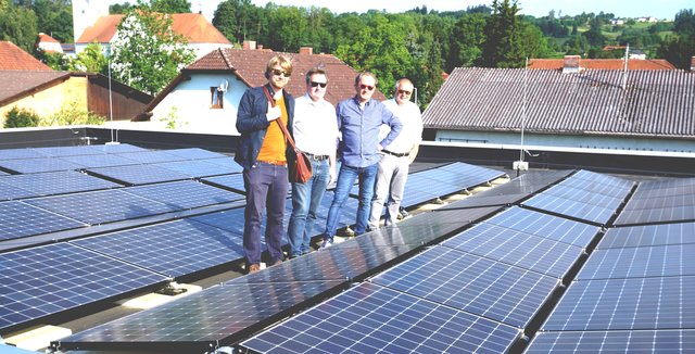 Christian Neuwirth – KEM Manager, Martin Dammayr – Obmann der KEM, Franz Weismann – Direktor der Volksschule Wallern und Franz Kieslinger – Bürgermeister von Wallern am Dach der Volksschule Wallern (v.l.)