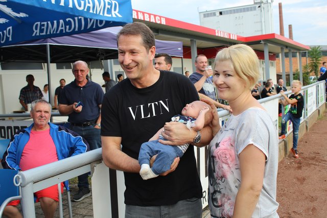 Selbst mit den allerjüngsten Fans posierte Franco Foda geduldig für Fotos. | Foto: Almer