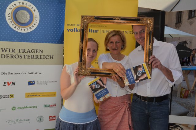 Weberin Doris Bigl aus Klosterneuburg präsentierte gemeinsam mit Dorli Draxler, Geschäftsführerin der Volkskultur Niederösterreich, und Guido Wirth, Geschäftsführer der Schallaburg, die neue Handwerkskarte der Volkskultur Niederösterreich auf der Schallaburg. | Foto: Volkskultur Niederösterreich