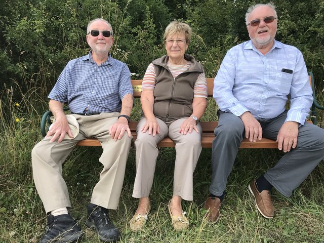 Spenderehepaar Gisela und Wolf Harranth mit Verschönerungsvereins- Präsident Rüdiger Wozak.