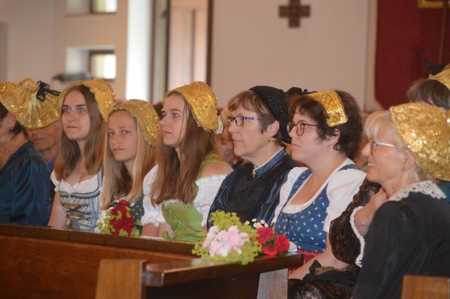 die Goldhaubengruppe nahm am ökumenischen Gottesdienst in der katholischen Kirche teil