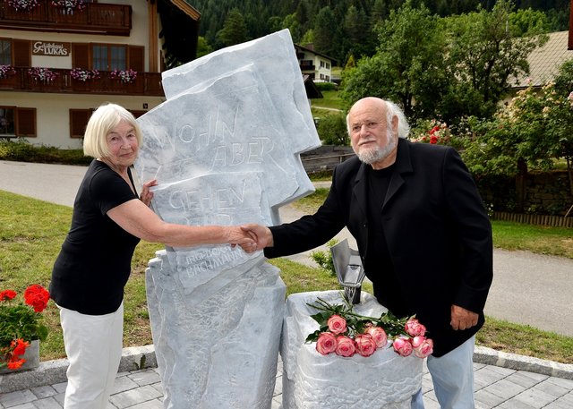 Bildhauer Herbert Unterberger mit Isolde Moser, der Schwester von Ingeborg Bachmann, bei der Enthüllung des Gedenksteines in Obervellach bei Hermagor