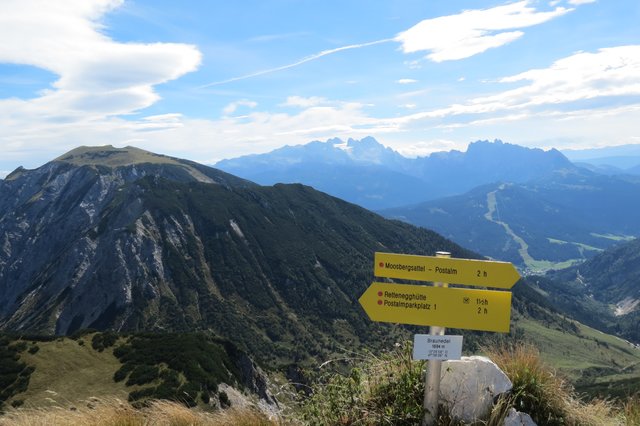 Die Runde Kuppe des Gamsfeldes vom Braunedelkogel aus gesehen. Dahinter die Umrisse von Dachstein und Gosaukamm.  | Foto: Thomas Neuhold
