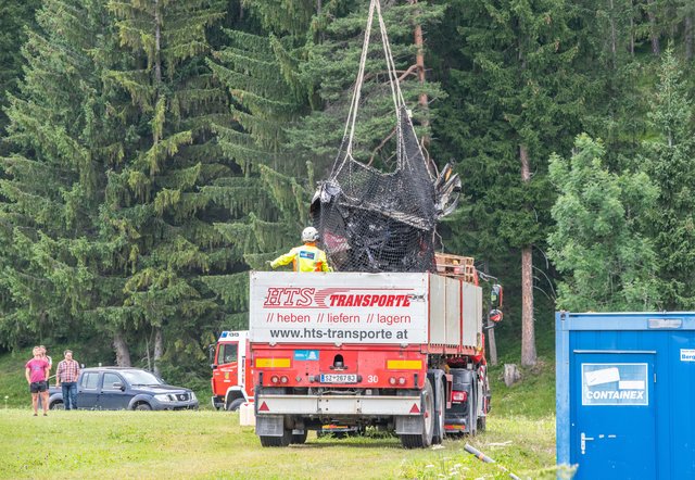 Am Freitagnachmittag wurden die Überreste des Flugzeuges geborgen. Die Arbeiten wurden durch die Feuerwehr und die Bergrettung unterstützt. | Foto: zeitungsfoto.at