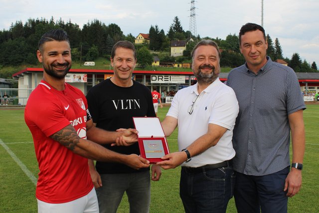 Eine Ehrung für den Bärnbacher Kapitän | Foto: Almer
