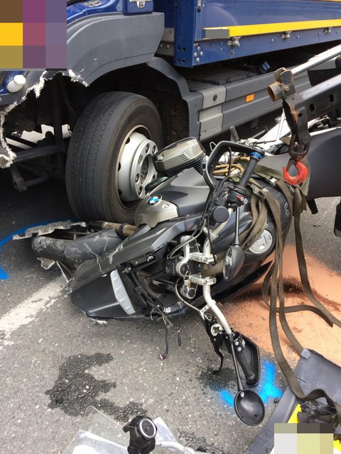 Die Kollision zwischen einem LKW und einem Motorrad forderte in Fließ zwei Verletzte. | Foto: ZOOM.TIROL