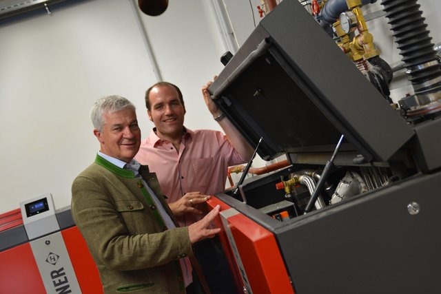 Anton Kasser und Bernhard Eblinger bei der Holzvergaseranlage.
