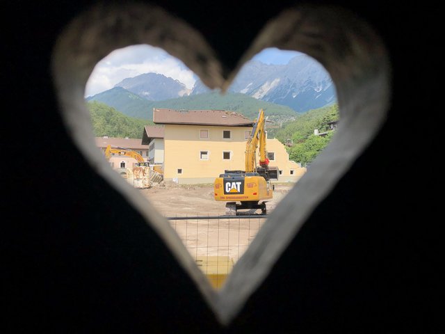 Direkt hinter der (zur Bühne umgewandelten) Häuserzeile schreitet der Abriss der alten Südtiroler Siedlung weiter voran.