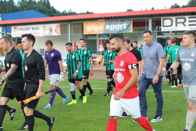 Teamchef Franco Foda und Bgm. Jochen Bocksruker liefen zum Ehrenankick ein. | Foto: Almer