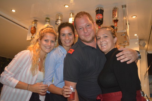 Das Bar-Team hat ebenfalls gute Laune.