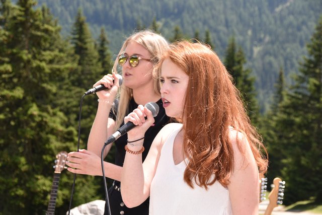 Sie gehören schon zu den "Klassikern" beim WippTalent und begeisterten auch heuer wieder gesanglich: Lea Moser (l.) und Verena Hörtnagl (r.)